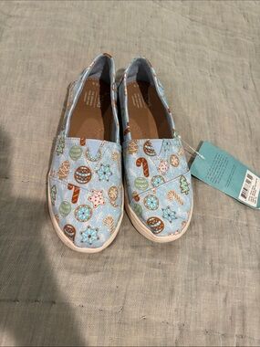 Tom’s 3.5 Light Blue Kids Slip-On Shoes with Holiday Treats Pattern